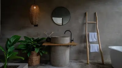 a bathroom with a sink and a mirror and a tub at Kafen Hotel in Juayúa