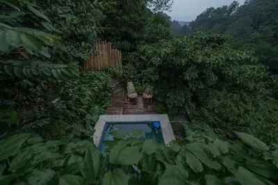 an overhead view of a swimming pool with two benches at Kafen Hotel in Juayúa