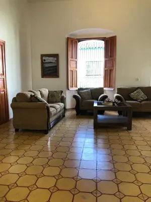 a living room with couches and a coffee table at Hostal Vega in Suchitoto