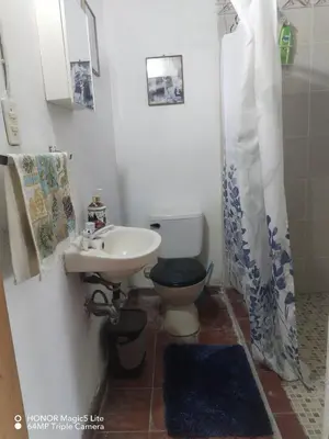 a bathroom with a toilet and a sink at Casa lichis habitación basica in Suchitoto