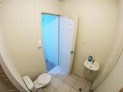 a bathroom with a toilet and a sink at Apartamento económico familiar in San Salvador
