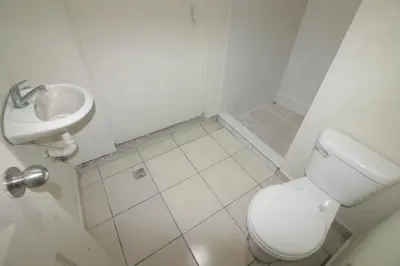 a bathroom with a toilet and a sink at Apartamento económico familiar in San Salvador