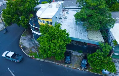 an aerial view of a building with a car parked next to it at Apartamento económico familiar in San Salvador