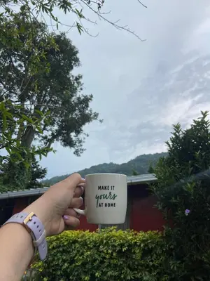 a person holding a coffee cup with a sign that says make it grumpy eat at Casa de Montaña en Los Naranjos in Los Naranjos