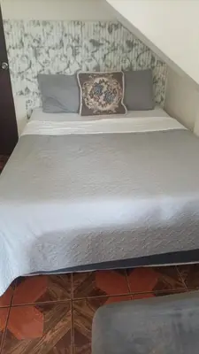 a large bed in a room with at Cuarto estudio HERSOR in San Salvador