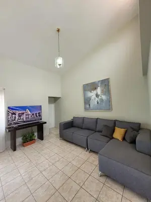 a living room with a couch and a tv at Familiar cómodo centrico in San Salvador