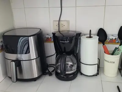 a kitchen counter with a coffee maker and a blender at Familiar cómodo centrico in San Salvador