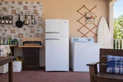 a refrigerator and a washing machine in a kitchen at Zonte Rooftide Studio in ChiltiupÃ¡n