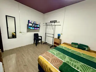 a bedroom with a bed and a tv in it at Tu Estancia en Sonsonate in Sonsonate