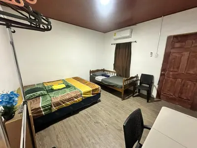 a room with a bed and a desk and a chair at Tu Estancia en Sonsonate in Sonsonate