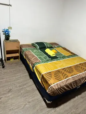 a large bed in a room with a table at Tu Estancia en Sonsonate in Sonsonate
