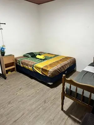 a bedroom with a bed and a dresser in it at Tu Estancia en Sonsonate in Sonsonate