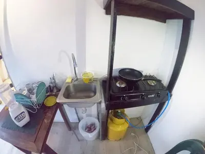 a small kitchen with a stove and a sink at Mini casa de árbol, mágica, céntrica y de vistas panorámicas in San Salvador
