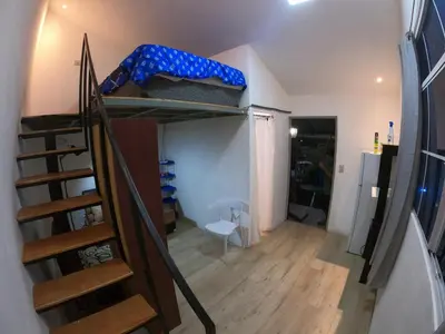 a room with a staircase and a bunk bed at Mini casa de árbol, mágica, céntrica y de vistas panorámicas in San Salvador