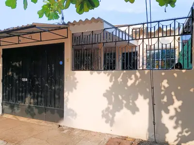 a white building with a gate and a fence at Casa Independencia de Santa Ana in Santa Ana