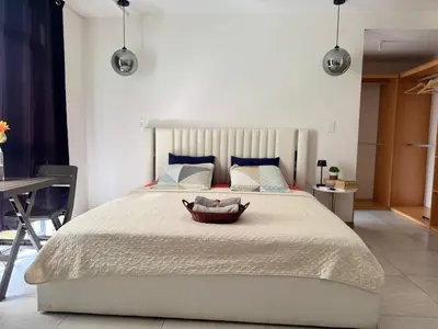 a bedroom with a large bed with a bowl on it at Dormitorio privado con tu propio baño El apartamento la cocina y las áreas comunes son compartidas in San Salvador