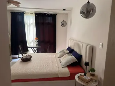 a bedroom with a bed and a window at Dormitorio privado con tu propio baño El apartamento la cocina y las áreas comunes son compartidas in San Salvador