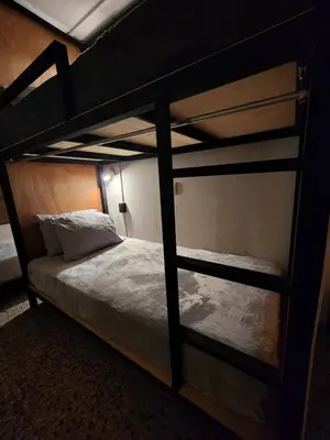 a couple of bunk beds in a room at La Mochila Urbana1 in San Salvador