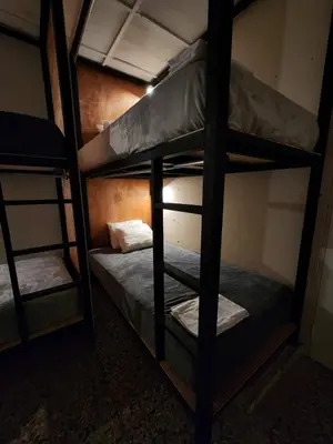 a couple of bunk beds in a room at La Mochila Urbana1 in San Salvador