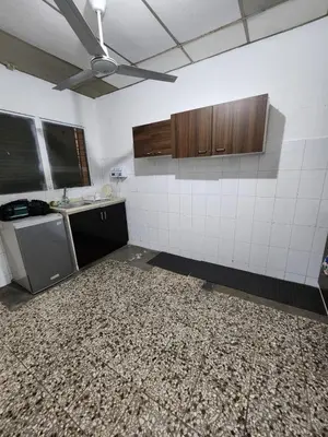 a room with a kitchen with a ceiling fan at Mochila Urbana6 in San Salvador