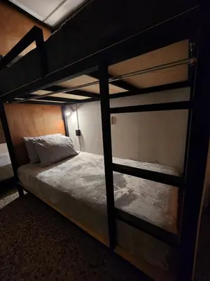 a couple of bunk beds in a room at Mochila Urbana6 in San Salvador