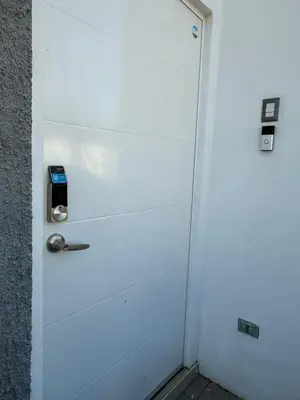 a white door with a silver handle in a room at Maadi-Tiny House-Los Ausoles in Ahuachapán