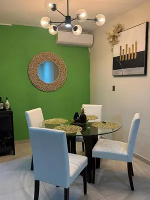 a dining room with a table with chairs and a mirror at Moderno, acogedor y privado, en San Salvador in San Salvador
