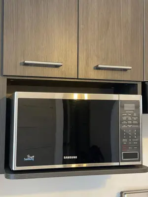a microwave oven sitting on top of a kitchen counter at Cozy apartment with panoramic view in San Salvador