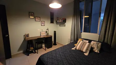 a bedroom with a desk and a bed and a deskablish at Habitación en casa de Diana in San Salvador