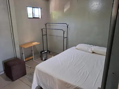 a bedroom with a white bed and a table at Apartamento in San Salvador