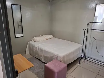 a small room with a bed and a stool at Apartamento in San Salvador