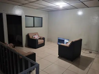 a waiting room with two chairs and a laptop at Apartamento in San Salvador