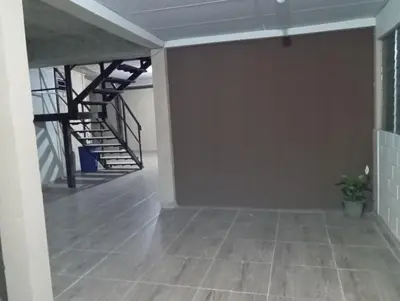 an empty room with a staircase and a wall at Casa de Huéspedes Noche de Luna in San Salvador