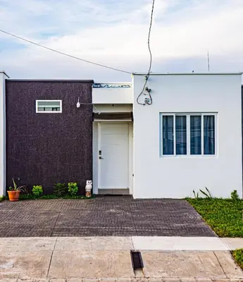 a white and black house with a white garage at Casa del paseante in San Miguel