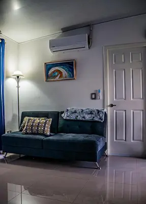 a living room with a green couch and a white door at Casa del paseante in San Miguel
