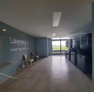 a waiting room with chairs and a large window at Apartamento Nuevo ,Todo a tu alcance in San Salvador