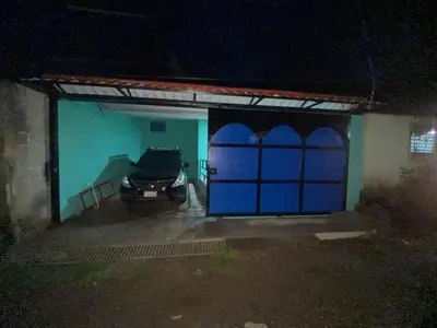 a car parked in front of a garage at night at Casa Apaneca in Apaneca