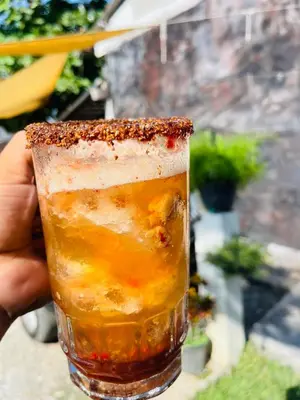a hand holding a glass of iced tea at Copacabana SV L in El Majahual