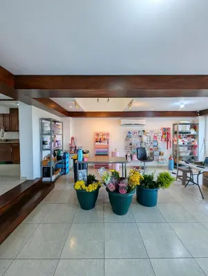 a room with three large pots of flowers on the floor at Habitaciones Privadas en Memories Flowershop - Colonia Escalón, Plaza Futura in San Salvador