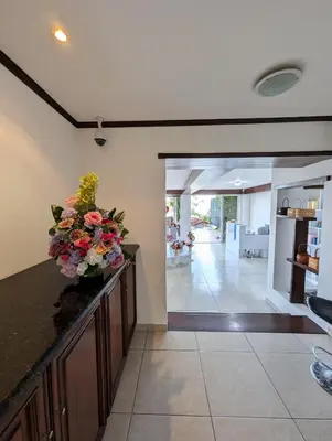 a living room with a vase of flowers on a counter at Habitaciones Privadas en Memories Flowershop - Colonia Escalón, Plaza Futura in San Salvador