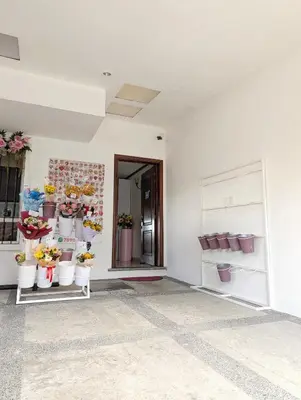 a flower shop with potted plants on display at Habitaciones Privadas en Memories Flowershop - Colonia Escalón, Plaza Futura in San Salvador