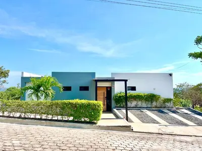 a building with a door on the side of a street at Casa de lujo- Vista- Piscina- La Libertad in La Libertad