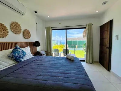 a bedroom with a large bed with a large window at Casa de lujo- Vista- Piscina- La Libertad in La Libertad