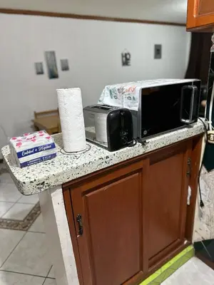a microwave sitting on a counter in a kitchen at Tu Estancia en San Salvador in Mexicanos