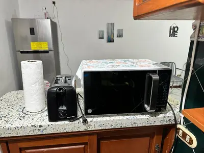 a microwave sitting on a counter in a kitchen at Tu Estancia en San Salvador in Mexicanos