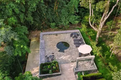 an overhead view of a garden with chairs and a pool at Hotel Termales La Montaña in Ahuachapán