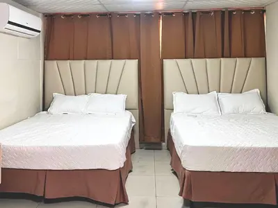 two beds sitting next to each other in a room at Quinta Brisas del Surf La Libertad in La Libertad