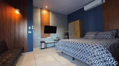 a bedroom with a bed and a tv in it at Apartamento 2-B new suite in SS in San Salvador