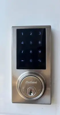 a close up of a metal box with a remote control at Tu lugar tranquilo cerca de todo in San Miguel