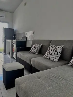 a living room with a couch and a kitchen at Tu lugar tranquilo cerca de todo in San Miguel